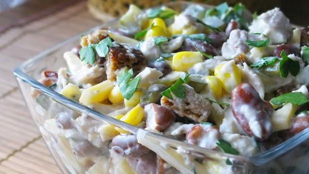 Простой и вкусный салат с фасолью, колбасой и сухариками «Кириешки